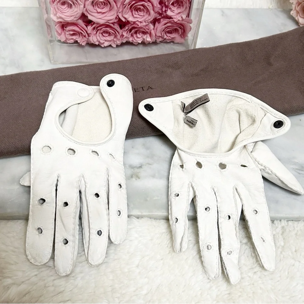 Authentic Bottega Veneta White Lambskin Leather Driving Gloves